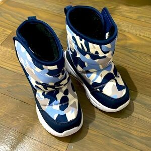 Blue camo 8.5 warm fleece lined hobibear waterproof snow boots - worn once